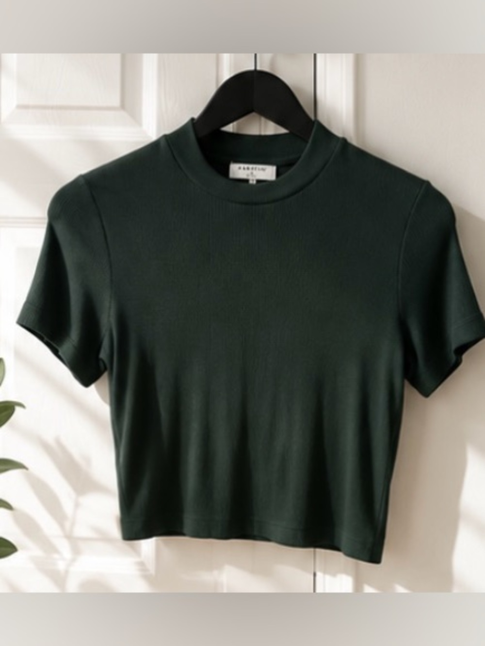 Aritzia Babaton Ribbed Fitted Crop Top